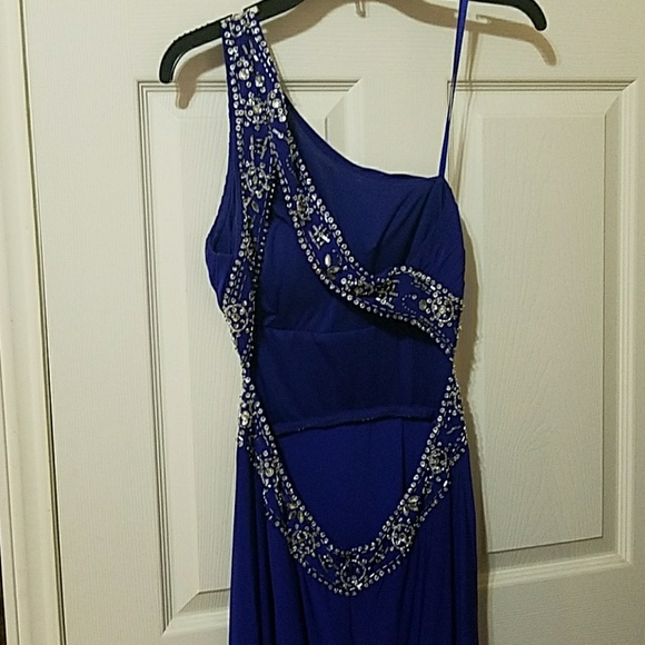Dresses - Picture 3 of 4